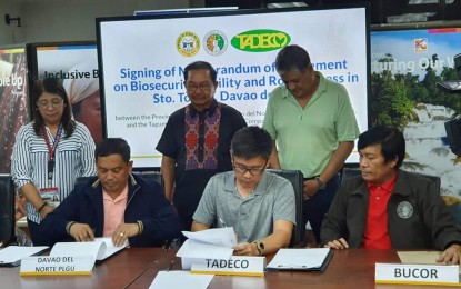 <p><strong>ROAD ACCESS AGREEMENT.</strong> Representatives from the provincial government of Davao del Norte, Tagum Agricultural Development Company (TADECO) and the Bureau of Corrections (BUCOR) sign a memorandum of agreement on Tuesday (October 22, 2019), ending a conflict that stems from the road barriers established by the banana firm in three villages in the province. The provincial government is now allowed to open the disputed roads in Santo Tomas and Dujali towns, provided that biosecurity measures are maintained. <em>(Photo grabbed from Secretary Manny Piñol's Facebook Page)</em></p>