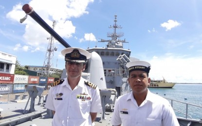 <p><strong>GOODWILL VISIT.</strong> Commander Luke Ryan (left), commanding officer of HMAS Stuart, an Anzac-class frigate of the Royal Australian Navy, stands with Seaman Darren Cruz, from Manila, as they answer media queries on board the vessel on Wednesday (Oct. 23, 2019). HMAS Stuart is in Cebu since Monday (Oct. 21) for a goodwill visit after participating with other Australian Navy and Philippine Navy vessels in the commemoration of the 75th anniversary of the Leyte Gulf Landings and the Battle of Surigao Strait. <em>(PNA photo by John Rey Saavedra)</em></p>