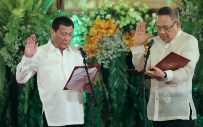 <p><strong>NEW CJ:</strong> President Rodrigo Roa Duterte administers the oath to newly appointed Supreme Court (SC) Chief Justice Diosdado Peralta during a ceremony at the Malacañan Palace on Thursday (October 24, 2019).  Duterte advised Peralta to make sure that “fairness and truth” prevail in the SC.<em> (Alfred Frias/Presidential Photo)</em></p>