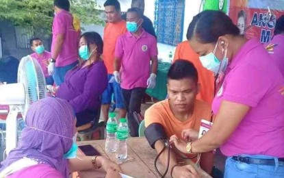 <p><strong>JAIL HEALTH SERVICES.</strong> Members of the Maguindanao medical team perform medical and dental services for inmates of the provincial jail on Wednesday (Oct. 23, 2019) upon orders of Provincial Governor Mariam Sangki-Mangudadatu. A total of 250 inmates benefited from the health program. <em>(Photo courtesy of Maguindanao provincial jail)</em></p>