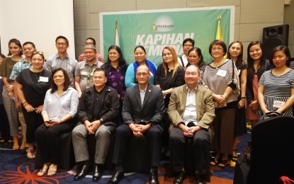 <p><strong>UHC ROLLOUT FOR INDIGENTS IN 2020.</strong> PhilHealth President and CEO Ricardo Morales (middle), other PhilHealth officials, and representatives from the media pose for a photo following a press briefing at the Luxent Hotel in Quezon City on Friday (Oct. 25, 2019). Morales announced that a gradual rollout of the UHC program will begin on Jan. 1, 2020 and will initially focus on providing healthcare to indigents.<em> (PNA photo by Raymond Carl Dela Cruz)</em></p>