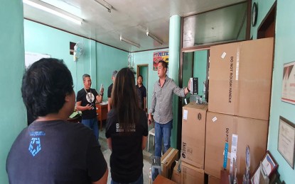 <p><strong>RADIO REHAB.</strong> Presidential Communications Operations Office (PCOO) Secretary Martin Andanar presents to the local media the newly-acquired equipment for Radyo Pilipinas - Butuan on Friday (Oct. 25, 2019). Andanar said PCOO is fast-tracking the rehabilitation of government radio stations to effectively serve the people in terms of information dissemination. <em>(Photo courtesy of PIA - Caraga Region)</em></p>