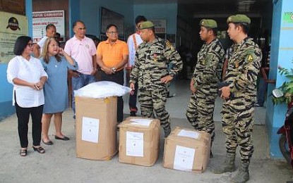 <p><strong>HEALTH SERVICES.</strong> Military personnel and Solaire Resorts and Casino representatives partner to deliver donations to district hospitals in Region 13. The partnership between the 3rd Special Forces Battalion of the Philippine Army and the Solaire Resorts and Casino convey noteworthy impacts to three district hospitals in Caraga Region through the provision of various hospital kits and facilities that will provide better health services to the people of Surigao del Sur and Agusan del Sur. <em>(Photo courtesy of CMO, 3SFBn, PA)</em></p>