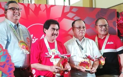 <p><strong>NEW ROUTE.</strong> AirAsia Philippines chairman Joseph Omar Castillo (left) and chief executive officer Ricardo Isla (right), with Bacolod City Mayor Evelio Leonardia (2nd from left) and Bacolod-Silay Airport manager Martin Terre, are shown during the launch of the low-cost carrier’s Manila-Bacolod flights on Sunday (Oct. 27, 2019). AirAsia is flying three times daily to Bacolod, for total of six flights, including the return trips to Manila. <em>(Photo by Nanette L. Guadalquiver)</em></p>