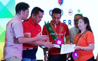 <p><strong>LOCAL ROUTE PLAN.</strong> Land Transportation Franchising and Regulatory Board Chairman Martin Delgra III (left) and Western Visayas Regional Director Richard Osmeña (2nd from left) turn over the notice of compliance for the Local Public Transport Route Plan of Bacolod City to Councilor Carlos Jose Lopez (center) and City Planning and Development Office head Mary Jean Ramos, during the Modern PUV Caravan held at SM City Bacolod on Monday (Oct. 28, 2019). Some 22 routes have been identified in the city that will cover 2,400 modern vehicle units. <em>(Photo by Nanette L. Guadalquiver)</em></p>
