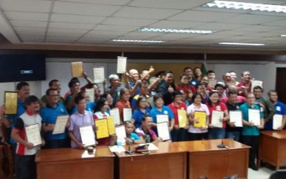 <p><strong>DRUG-CLEARED VILLAGES.</strong> Leaders of 31 villages in Legazpi City pose for a photo opportunity after receiving a certificate of appreciation for their drug-cleared barangay at the Sangguniang Panlungsod Session Hall on Monday (Oct. 28, 2019). Out of the 70 villages of Legazpi City, 48 have been declared as drug-cleared. <em>(PNA photo by Emmanuel Solis)</em></p>