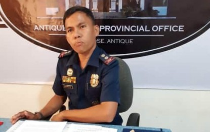 <p><strong>PEACEFUL UNDAS.</strong> Lt. Col. Norby Escobar, Antique Provincial Police Office Deputy Director for Operation, says they will be on full alert status before All Saints' Day to maximize police presence in cemeteries and other areas of convergence, during an interview on Monday (Oct. 28, 2019). He said 800 police personnel will be on duty as they bat for a zero-crime observance of this year's Undas on Nov. 1 and 2. <em>(PNA photo by Annabel Consuelo J. Petinglay)</em></p>