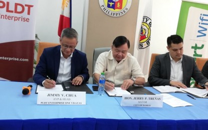 <p><strong>GOOGLE STATION:</strong> Iloilo City Mayor Jerry P. Trenas (center) on behalf of the city government signs an agreement with Smart Communications Inc. for the free Wi-Fi services via Google Station in selected key public areas in the city on Monday (Oct. 28, 2019). Iloilo City joins the 600 sites in the Philippines identified by Smart for the free Wi-Fi stations. <em>(PNA photo by Perla G. Lena)</em></p>