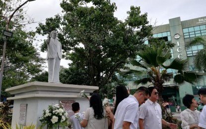 <p><strong>REMEMBERING THE SENATOR.</strong> Family members and friends of the late senator Rodolfo Ganzon offer flowers at his monument in this city’s Molo district on Tuesday (Oct. 29, 2019) to commemorate his 16th death anniversary. Ganzon served the Senate from 1963 to 1969 and is remembered by the Ilonggos as the 'champion of the masses'. <em>(PNA photo by Gail Momblan)</em></p>