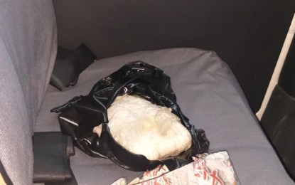 <p><strong>COCAINE HAUL.</strong> Joint police and Philippine Drug Enforcement Agency (PDEA) operatives arrest a driver and seize a kilo of suspected cocaine worth PHP5.3 million in an anti-drug operation in Barangay San Jose-Cawa-Cawa, Zamboanga City on Thursday (Oct. 31, 2019). PDEA regional director, lawyer Jacqueline de Guzman, identified the arrested suspect as Timhar Alih, 45, a utility van driver from Barangay Sinunuc, Zamboanga City.<em> (Photo courtesy of PDEA-9)</em></p>
