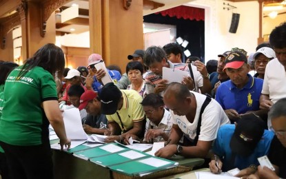 <p><strong>LOAN ASSISTANCE</strong>. Pangasinense rice farmers line up to get their cash card loaded with PHP15,000 loan under the Survival and Recovery Assistance (SURE Aid) program of the Department of Agriculture (DA), Land Bank of the Philippines, and the Agricultural Credit Policy Council on Wednesday (Oct. 30, 2019). The loan has no interest and collateral, and is payable within eight years. <em>(Photo courtesy of Pangasinan province Facebook page)</em></p>
