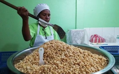 <p><strong>CORN PUFFS</strong>. Farmer members of Halog West Producers' Cooperative, Inc. in Barangay Halog West Tubao, La Union process their corn crops into chichacorn, giving them additional income. The cooperative aims to also process bananas and cassava into chips as they seek a wider market for their products. <em>(Photo by Hilda Austria)</em></p>