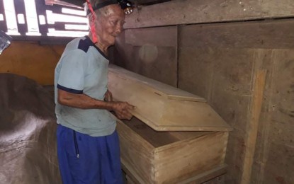 <p><strong>READY TO DIE.</strong> “I am ready to die,” the 88-year-old Luciano Tapic of Barangay Kiwalan, Iligan City says as he shows the casket he had prepared four years ago. Tapic's casket is kept on the second floor of their house. <em>(Photo by Divina M. Suson)</em></p>