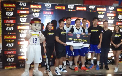 <p><strong>3X3 CHAMP</strong>. Members of Wilkin's Balanga pose after winning the sixth and final leg of the second season of the Chooks-To-Go Pilipinas 3x3 MelMac Cup at Gold's Gym in Mandaluyong City on Thursday (Oct. 31, 2019). They brought home PHP100,000 cash prize. <em>(PNA photo by Ivan Stewart Saldajeno)</em></p>