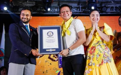 <p><strong>GUINNESS BOOK OF WORLD RECORDS</strong>. Sorsogon Governor Francis Chiz Escudero receives the plaque of recognition as they bag the largest numbers of Filipino folk dancing called Pantomina sa tinampo (dance of love and courtship in the street) from Guinness Book of World Records adjudicator Swapnil Dangarikar (left) together with the governor's wife, actress Heart Evangelista. "Pantomina" is a well known Bicolano "dance of love and courtship."<em> (Photo by Jorge Hallare)</em></p>