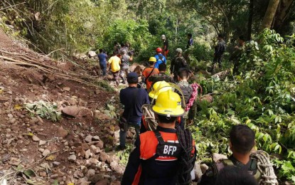 <p><strong>RETRIEVAL OPS STOPPED.</strong> Members of the Davao del Sur Disaster Risk Reduction Management Office have to reschedule the retrieval operations of the two bodies left buried in a landslide to prevent more casualties. Civil Defense 11 spokesperson Franz Irag said the Philippine Air Force assistance is already on standby as they wait for a better time to continue with their operations. <em>(Contributed Photo by Armando Fenequito)</em></p>