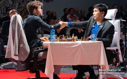 <p><strong>GLOBAL TITLE.</strong> Norway’s world No. 1 Super grandmaster Magnus Carlsen congratulates Wesley So after bowing to the US-based Filipino chess wizard in the FIDE World Fisher Random Chess Championship at the Henie Onstad Kunstsenter in Baerum, Norway early Sunday (Nov. 3 2019) Manila time). So dominated Carlsen, 13.5-2.5, to win the world championship final. <em>(Photo courtesy of Lennart Ootes/Chess.com)</em></p>