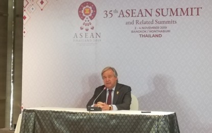 <p><strong>CAMPAIGN VS. CLIMATE CHANGE.</strong> UN Secretary General Antonio Guterres says countries are still losing to climate change despite calls for interventions, in a press briefing after the Asean-UN Summit in Nonthaburi, Thailand on Sunday (Nov. 3, 2019). The UN chief appealed to governments worldwide to help in by limiting temperature growth to 1.5 degree at the end of the century, to be carbon neutral by 2050, and to reduce emissions by 45 percent in the next decade.<em> (PNA photo by Joann Villanueva)</em></p>