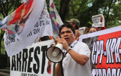 <p><strong>'RETURN JOMA'.</strong> Anti-communist group Liga Independencia Filipinas holds a rally in front of the Dutch Embassy on Tuesday (Nov. 5, 2019), calling for Communist Party of the Philippines founding chairman Jose Maria Sison's return to the Philippines. Last August 28, a Manila regional trial court issued an arrest warrant against Sison and 37 others for their alleged involvement in the 1985 Inopacan Massacre.<em> (PNA photo by Christine Cudis)</em></p>