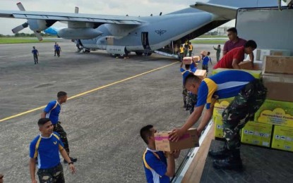 <p><strong>RELIEF FOR QUAKE VICTIMS.</strong> PAF personnel carry relief goods and other items for earthquake victims which were airlifted to the cities of Davao and Cotabato on Monday (Nov. 4, 2019 ). The items include 32 tents, boxes of assorted medical supplies, blankets, and 200 folding beds. <em>(Photo courtesy of PAF Public Affairs Office)</em></p>
