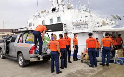 <p><strong>AID FOR QUAKE VICTIMS</strong>. The Philippine Coast Guard (PCG) Dumaguete Station is sending more than a ton of relief goods to Mindanao for the victims of the series of earthquakes that rocked Cotabato and nearby areas. PCG-Dumaguete commander, Lt. Cmdr. Jansen Benjamin, supervised late Tuesday afternoon (Nov. 5, 2019) the loading of the relief goods on board the BRP Suluan, a PCG vessel, that departed the Dumaguete port for Cebu, and Cotabato. <em>(Photo by Judy Flores Partlow)</em></p>