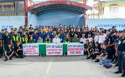 <p><strong>STAMP OUT INSURGENCY.</strong> Stakeholders from Iloilo City throw support to the government’s efforts to end the local armed conflict. On Wednesday (Nov. 6, 2019), a multisectoral group gathered at Barangay Veterans Village for the peace covenant signing and support to Executive Order 70. <em>(Photo courtesy of Pulis ICPO Serbisyo Publiko) </em></p>