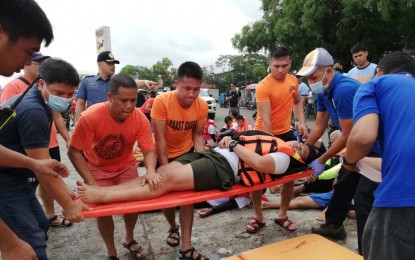 <p><strong>SEA RESCUE.</strong> Responders rescue a' victim' of a 'sea mishap' during a simulation exercise by the Regional Disaster Risk Reduction and Management Council in Western Visayas here on Friday (Nov. 8, 2019). After the initial assessment, the council is looking at improving communication among line agencies during emergencies and rescue operations. <em>(PNA Photo by Gail Momblan)</em></p>