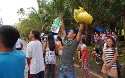 <p><strong>THANKFUL</strong>. A man smiles while holding grocery packs and water from a generous donor. Many victims of the series of earthquakes in Mindanao took to social media to express their thanks to people who helped them recover from the disaster. <em>(Facebook Photo)</em></p>