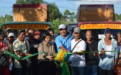 <p><strong>FARM IMPLEMENTS.</strong> Teresita Mabunay (3rd from left), officer-in-charge provincial agrarian reform program officer II of DAR Negros Occidental I (North), leads the ribbon-cutting rites during the turnover of PHP7.25 million worth of farm implements to eight northern Negros farmer associations, in Bacolod City on Friday (Nov. 8, 2019). The equipment was awarded under the agency’s Climate-Resilient Farm Productivity Support Project. <em>(Photo courtesy of DAR Negros Occidental I [North])</em></p>