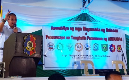 <p><strong>ENOUGH WATER FOR SUMMER.</strong> Secretary Carlito Galvez Jr., Presidential Adviser on the Peace Process and Cabinet Officer for Regional Development and Security (CORDS) of Central Luzon, delivers his message during the general assembly of the Angat-Bustos-Pandi Farmers’ Association held at the covered court of Barangay Tibagin in Bustos, Bulacan on Saturday (Nov. 9, 2019). He assured land farmers from the three towns that they can now proceed to cultivate with their land preparations for the dry cropping season with an assured water irrigation supply.<em> (Photo courtesy of PIA-Bulacan)</em></p>