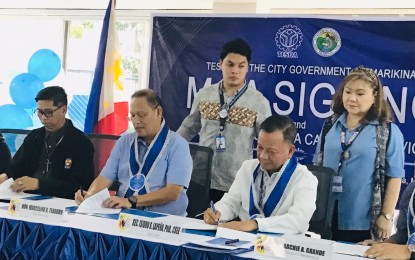 <p><strong>SHOE TECH COURSE.</strong> Marikina City Mayor Marcelino ‘Marcy’ Teodoro and TESDA Secretary Isidro Lapeña sign the memorandum of agreement at the National TVET Trainers Academy (NTTA) in Marikina on Saturday (Nov. 9, 2019). The deal aims to further boost the city’s shoe industry. <em><strong>(Contributed photo)</strong></em></p>