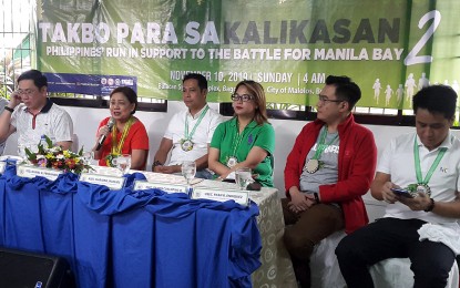 <p><strong>RUN FOR MANILA BAY REHAB</strong>. Senator Cynthia Villar (second from left) explains the projects and programs of various government agencies with a mandate for the comprehensive rehabilitation of Manila Bay in a press conference after the "Takbo Para sa Kalikasan 2" held Sunday (Nov. 10, 2019) at the Bulacan Sports Complex in the City of Malolos. Also in photo are (from left to right) DENR Undersecretary Benny Antiporda, Bulacan Gov. Daniel Fernando, DILG Assistant Secretary for Special Concerns Marjorie N. Jalosjos, PCOO Assistant Secretary Ramon L. Cualoping III and National Youth Commission chairperson Ryan Enriquez. <em>(Photo by Manny Balbin)</em></p>