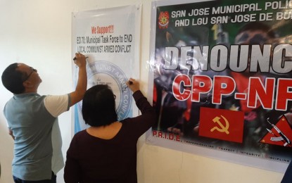 <p><strong>NPA RECRUITMENT DENOUNCED.</strong> San Jose de Buenavista Mayor Elmer Untaran (left) and Municipal Local Government Operations Officer Irmina Magbanua sign a covenant in support of Executive Order 70 of President Rodrigo  Duterte at the town's police station on Monday (Nov. 11, 2019). They also condemned the Communist Party of the Philippines-New People's Army (CPP-NPA) for recruiting minors.<em> (PNA photo by Annabel Consuelo J. Petinglay)</em></p>