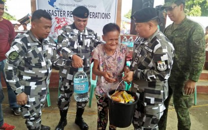 <p><strong>RELIEF ASSISTANCE.</strong> The Presidential Security Group (PSG) led by its chief, Brig. Gen. Jose Eriel Niembra (2nd from left), donates relief goods to the quake victims from five barangays who are temporarily taking shelter at the Makilala Central Elementary School, in North Cotabato on Tuesday (Nov. 12, 2019). The donation represents the contribution of all the 2,700 personnel and civilian employees of PSG from their one-day meal allowance. <em>(PNA photo by Rhoda Grace Saron)</em></p>