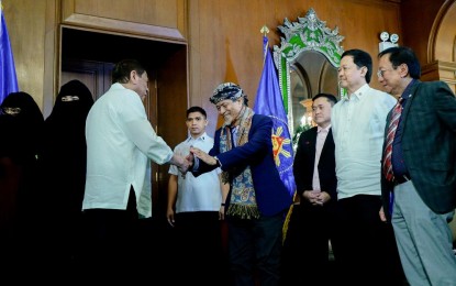 <p><strong>PRRD MEETS NUR.</strong> President Rodrigo Roa Duterte gives a warm welcome to Moro National Liberation Front founding chairman Nur Misuari at the Malacañan Palace Monday (Nov. 11, 2019). Also in photo are (from right) Solicitor General Jose Calida, Justice Secretary Menardo Guevara, and Senator Bong Go.<em> (Presidential photo of King Rodriguez)</em></p>