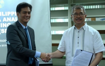<p><strong>PROJECT 'SPARTA'. </strong>DAP President Engelbert Caronan Jr., (left) and DOST Secretary Fortunato dela Peña (right) shake hands after the signing of a memorandum of agreement for the training of 30,000 individuals on data science and analytics on Tuesday (Nov. 5, 2019). Dubbed as the "Smarter Philippines Through Data Analytics R&D, Training and Adoption" (SPARTA), its participants will include people from the government, academe, and those from the business process outsourcing (BPO) industry. <em>(Photo courtesy of DAP)</em></p>