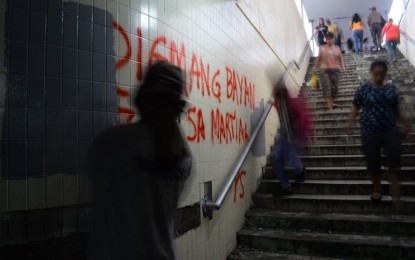 <p><strong>VANDALIZED UNDERPASS.</strong> Manila’s Department of Engineering and Public Works personnel repaint portions of the Lagusnilad underpass after a youth group vandalized its walls. Manila Mayor Isko Moreno, in a video message posted on Facebook last Friday (Nov. 15, 2019), slammed Panday Sining’s act, urging them to use other platforms to express their grievances. <em>(Image courtesy of Manila Public Information Office)</em></p>