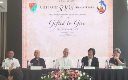 <p><strong>500 YEARS OF CHRISTIANITY.</strong> Davao Archbishop Romulo Valles (second from left) sits with Cebu Archbishop Jose Palma (center), internationally-renowned designer Kenneth Cobonpue (fourth from left), and Fr. Mhar Balili (left), and Auxiliary Bishop Midyphil Billones (right) in a press briefing at the Oakridge Pavilion in Mandaue City on Wednesday (Nov. 13, 2019). Valles, president of the Catholic Bishops Conference of the Philippines, bared the series of events leading to the commemoration of the 500th anniversary of the Christian faith in the country in 2021. <em>(PNA photo by Fe Marie Dumaboc)</em></p>