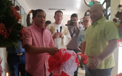 <p><strong>INAUGURATED.</strong> Compostela Valley Province Governor Jayvee Tyron Uy (right) and Davao del Norte Governor Edwin Jubahib lead the cutting of ribbon of the country's first Operation Center of the Regional Task Force to End Local Communist Armed Conflict in Davao Region in Tagum City, Davao del Norte on Friday (Nov. 15). The facility will operate 24/7 and will put together the necessary information crucial to the Executive Order No. 70 issued in December 2018 by President Rodrigo Duterte to end local communist armed conflict. <em>(PNA photo by Che Palicte)</em></p>