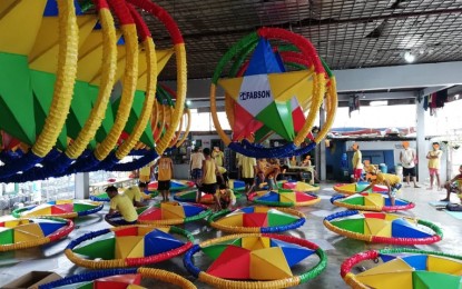 <p><strong>PAROL.</strong> Persons deprived of liberty (PDLs) work on the remaining parol that would line the city’s streets, in time for the lighting ceremony at 6 p.m. on Saturday (Nov. 16, 2019). More or less 1,600 lanterns have been prepared by the PDLs for the Christmas parol project, which is a private sector-led initiative. (PNA photo by Perla G. Lena)</p>