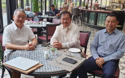 <p><strong>PROJECT MEETING.</strong>  Mindanao Development Authority (MinDA) chairman Secretary Manny Piñol (center) meets with officials of Charoen Phokpand Foods (CPF) Philippines, iFresh Corporation and DBP president Emmanuel Barbosa earlier this week to discuss the establishment of community poultry and hog farms in areas affected by the recent earthquakes in Mindanao. <em>(Photo courtesy of Sec. Emmanuel Piñol)</em></p>