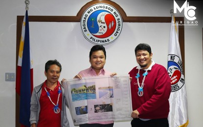 <p><strong>FOREST WALKWAY.</strong> Surigao City Mayor Ernesto U. Matugas, Jr. (center) presents the blueprint of the Mangrove Forest Walkway.</p>
