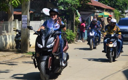 <p><strong>CHARTER CHANGE</strong>. Senator Christopher Lawrence “Bong” Go arrives at the Carmen National High School in Barangay Carmen on board a motorcycle to distribute assistance to fire victims in the villages of Carmen and Lapasan on Saturday (Nov. 16, 2019). Go said he will not favor any change in the Constitution if it will not benefit Filipinos. <em>(Photo by Jigger J. Jerusalem)</em></p>