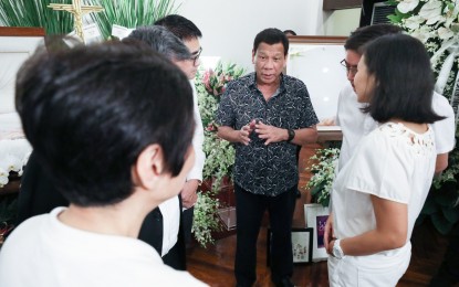 <p><strong>CONDOLENCES.</strong> President Rodrigo Duterte chats with members of the Gokongwei family during his visit to the wake of their mother Elizabeth, at the Heritage Park Mortuary and Crematory in Taguig City on Sunday (Nov. 17, 2019). Elizabeth died on Saturday, a week after the passing of his husband, tycoon John Gokongwei Jr. <em>(Presidential photo)</em></p>