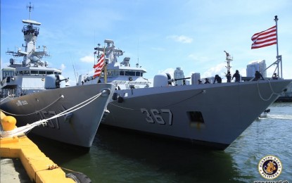 <p><strong>GOODWILL VISIT.</strong> Two Indonesian Navy ships, the multi-role light frigate KRI Kring Bung Tomo (357) and the Sigma-class corvette, KRI Sultan Iskandar Muda (367), dock at Pier 15, South Harbor, Manila on Monday (Nov. 18, 2019). The Indonesian Navy ships are in the country for a goodwill visit until Thursday. <em>(Photo courtesy of Naval Public Affairs Office)</em></p>