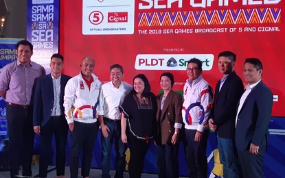 <p><strong>SEAG TV PARTNER.</strong> Officials of TV5 and Philippine Southeast Asian Games Organizing Committee pose after a press conference at the Hotel Raffles in Makati City on Monday (Nov. 18, 2019). TV5 president Jane Basas (4th from left) said the network will broadcast the basketball and esports competitions of the 30th SEA Games. <em>(PNA photo by Ivan Stewart Saldajeno)</em></p>