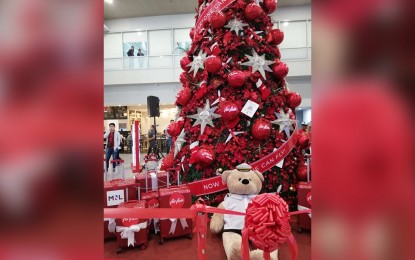 <p><strong>POSE TO FLY FOR FREE. </strong>Budget carrier AirAsia Philippines unveils its first Christmas tree at the NAIA Terminal 3 on Tuesday (November 19, 2019). The carrier is inviting the public to take a photo with the Christmas tree and upload it on Instagram for a chance to win tickets to their dream destination. (<em>PNA photo by Cristina Arayata</em>) </p>