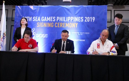 <p><strong>SEAG MOBILITY PARTNER.</strong> Officials of the Philippine Southeast Asian Games Organizing Committee (Phisgoc) and Morris Garages (MG) seal a deal that makes MG the official mobility partner of the Southeast Asian Games during a ceremony held at Enderun College in Taguig City on Tuesday (Nov. 19, 2019). (From left) MG Philippines president and CEO Alberto B. Arcilla; Mediapro Asia Sherman Tan, head of Business Development; and, Phisgoc director of Support and Operations Joseph "Jojit" Alcazar signed the memorandum of agreement. <em>(PNA photo by Jess M. Escaros Jr.)</em></p>