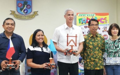 <p><strong>NEGRENSE ROBOTICS.</strong> Negros Occidental Gov. Jose Eugenio Lacson (center) with other officials during the launch of the Robotics and Intelligence Machines Program in Bacolod City on Tuesday (Nov. 19, 2019). The program aims to hone the fundamental skills of young Negrenses in the emerging fields of automation, instrumentation and robotics industry. <em>(PNA photo by Nanette L. Guadalquiver)</em></p>