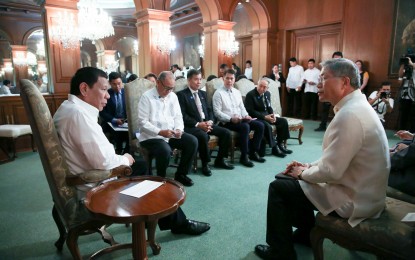 <p><strong>BOOSTING INVESTMENT TIES.</strong> President Rodrigo Roa Duterte discusses matters on boosting investment ties between Manila and Seoul with the Ambassador of the Republic of Korea Han Dong-Man who paid a courtesy call on the President at the Malacañan Palace on Monday (Nov. 18, 2019). The meeting comes ahead of Duterte's scheduled visit to South Korea to participate in the Asean-Republic of Korea commemorative summit in Busan from November 25 to 27. <em>(Albert Alcain/Presidential Photo)</em></p>